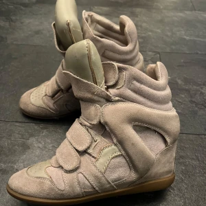 Beige sneakers från Isabel Marant - Snygga beige kilklackar från Isabel Marant. Skorna är i hyfsat bra skick men finns slitningar! Perfekta och trendiga❤️❤️(äkta utan dustbag)