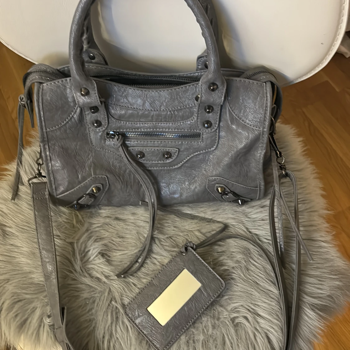 Grå axelväska med dragkedja - 90