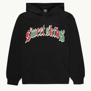 Svart hoodie från Sweet SKTBS - Säljer en svart hoodie från Sweet SKTBS med färgglad text i rött och grönt på bröstet. Har aldrig använt, lappen är kvar, så helt ny. Köpte den men har glömt bort att jag hade den och väljer att sälja den nu då jag ej kommer att använda den :) Köpt för 800 som man ser på lappen.