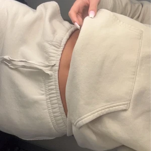 Beige hoodie med mjukis byxor  - Mysigt mjukisett köpt för 650kr på Gina tricot säljer för 500kr som nytt använts få gånger är i princip som nytt.