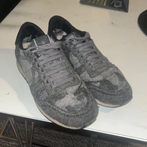 Grå sneakers från Valentino - Feta camo rockrunners, haft de ganska länge, ingen og tyvärr. Skick är 5.5/10. Det är bara framsidan som är lite losnad men det går bara att limma fast det med stark lim. Sen så är det inne vid sulan som är lite sönder. Storlek 42