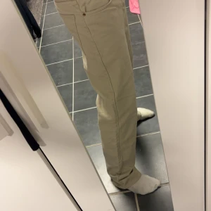 Beige Levis 501 jeans - Säljer ett par klassiska beige Levis 501 jeans. De har en rak passform! Jag är 183 och dom sitter bra 