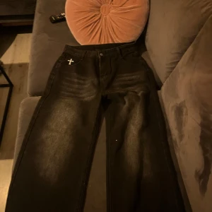 Black faded jeans med black cross - Bra skick  Sprillans nya