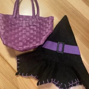 Svart häxhatt med lila detaljer - svart häxhatt med korg väska till. Perfekt till alla små påskkärringar eller temafester.