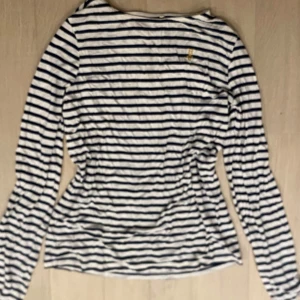 Randig långärmad tröja - Säljer en stilren randig tröja med långa ärmar. I storlek 140❤️