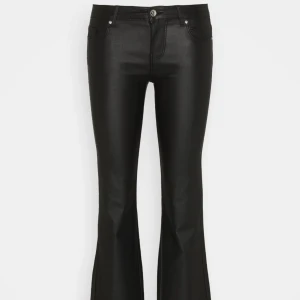 Lågmidjade skinnbyxor  - Lågmidjade och utsvängda byxor från only storlek S/30. Slutsålda i nästan alla storlekar 