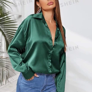 Grön satinblus från Shein - Snygg grön satinblus från Shein med klassisk krage och knappar framtill. Perfekt för en stilren look. Blusen har långa ärmar och en glansig finish som ger en lyxig känsla.