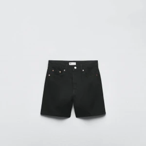 Svarta shorts från zara - Snygga svarta shorts från zara med klassisk femficksdesign och knappstängning. Perfekta för en stilren look. Aldrig använd. Prislapp kvar 