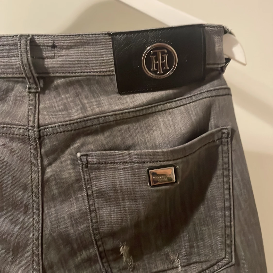 Grå jeansbyxor från Tommy Hilfiger - 91