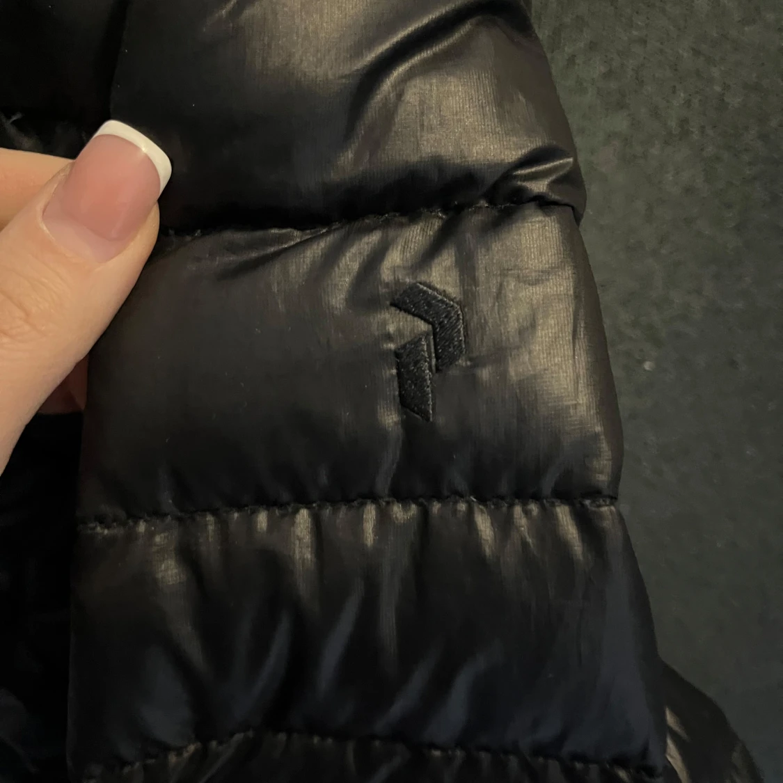 Svart dunjacka från Peak Performance - 90