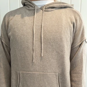 Beige stickad hoodie - Säljer en stilren beige stickad hoodie, 