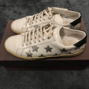 Saint Laurent skor - Säljer nu ett par Saint Laurent skor som nästa är helt nya skick 9,5/10 vid någon fråga eller ifall du vill ha mer bilder  är det bara att skicka ett meddelande.