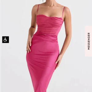 House of cb - Rosa klänning med smala axelband - Snygg rosa klänning med smala axelband och draperad detalj på överdelen. Perfekt för en elegant kvällslook. Klänningen har en figurnära passform som framhäver silhuetten.