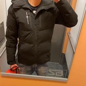 Sail racing  - Hej, säljer denna snygga jacka från sail racing för ett bra pris, jackan är perfekt inför vintern som kommer hålla dig varm. Nypris 5500kr mitt pris 1799kr. Pris kan diskuteras vid snabb affär:)