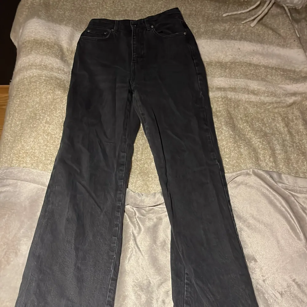 Snygga svarta/mörkgrå jeans från Stradivarius i en straight fit💕. Farkut & Housut.