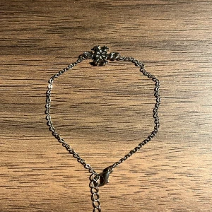 Silverfärgat armband med snöflinga - Elegant silverfärgat armband med en fin snöflinga. Perfekt för att lägga till en subtil touch av stil till din outfit. Justerbar kedja för perfekt passform. Inte äkta silver