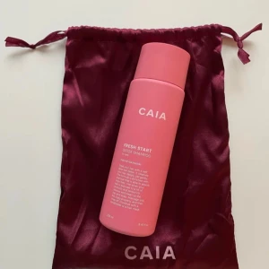 Fresh Start Detox Shampoo från CAIA - Fresh Start Detox Shampoo från CAIA i en stilren rosa flaska. Perfekt för att ge håret en fräsch start och avlägsna orenheter. 250 ml