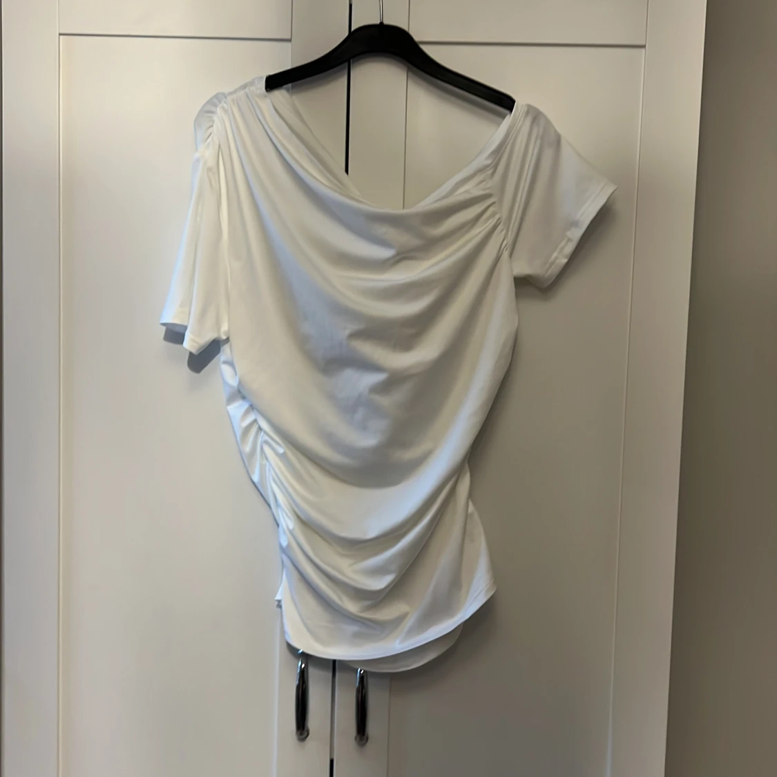 Vit asymmetrisk topp med volangdetalj - 90