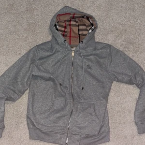 Burberry hoodie - Säljer denna stilrena burberry hoodien då den inte längre är min stil. Den är använd endast ett fåtal gånger och är i nytt skick. Den är i storlek L men passar mer som en M. Jag kan gå ner lite i pris vid snabbköp.