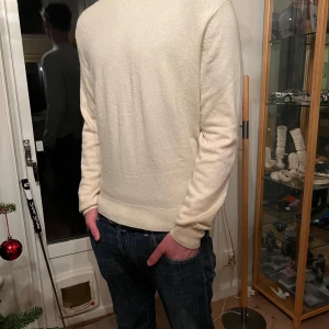 Loro Piana 100% Kashmir - Sjukt snygg loro piana tröja i 100% Kashmir. Lappen bak är försiktigt bort spretad då den kliade i nacken. Köpt i Italien för ungefär 5 år sedan så en aningen äldre modell. Handgjord i Italien. Tröjan har länge varit min men säljer nu pga av att den blivit lite pösig för mig. Skriv vid minsta fundering och priset är inte hugget i sten👍