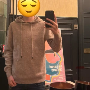Merinoull hoodie beige  - Tja! Säljer en fet hoodie gjord av merino ull. Lika skönt som Kashmir och passar till massvis av outfits. Luvan kan spännas med två stycken snören. De har också en fin metall bit i slutet som gör tröjan extra unik. Skick: 10/10 Inga skador finns. Hör av er vid frågor!😌