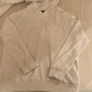 Hugo boss hoodie - Säljer min vita Hugo boss hoodie i storlek S väldigt fint skick den har inga hål