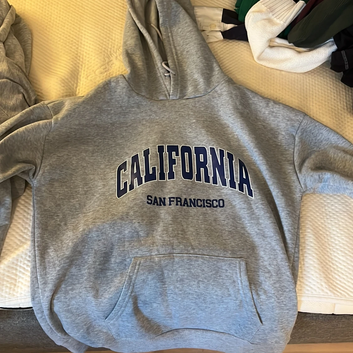 Grå hoodie med tryck 'California San Francisco' - 90