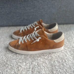 Golden Goose - Hej! Säljer nu dessa Golden Goose skor. Otroligt snygga och unika! Perfekta för dig som vill sticka ut lite. Garanterad äkhet. Hyfsat bra skick, avgör själv ifrån bilderna. Hör av er vid frågor eller funderingar!