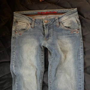 Lowwaist bootcut jeans W28 L32 - såå snygga jeans jag köpte på vinted men tyvärr var lite för korta😔 Skulle säga att de är xs/s, det står w28 l32 på lappen💕