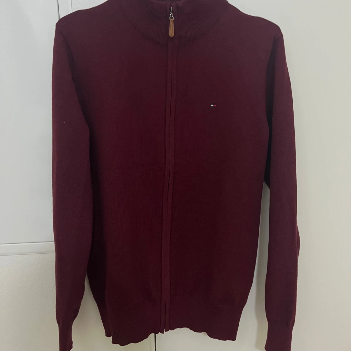 Vinröd kofta med dragkedja från Tommy Hilfiger