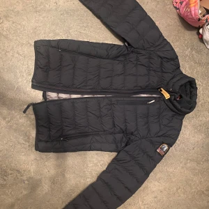 Svart lättviktsjacka från Parajumpers - Äkta svart herr para jumper jacka i storlek small. True to size. Har knappt används på grund av att den ej passar mig, därav utan defekter. Saknar kvitto då jag fick den i present för två år sedan. Kod går att skanna för att verifiera dess autentisering. Går jättebra att ställa frågor.