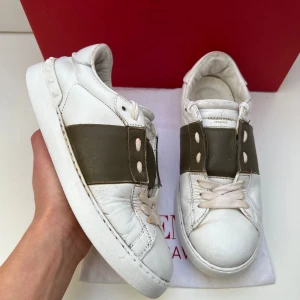 Valentino open  - Valentino open skor i storlek 40 skick 8/10 Pris 1400 Obs endast skorna ingår! Snabb affär = bättre pris 