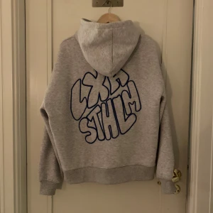 Ny grå LXA hoodie M - HELT NY oanvänd hoodie från LXA i storlek M med prislappen kvar. Nypris: 990 kr ❤️