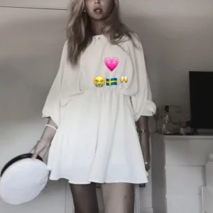 Vit kortklänning med långa ärmar - Söt vit studentklänning kortklänning med långa ärmar och rund hals. Klänningen har en lös passform och är perfekt för studenten. Den är enkel men elegant, vilket gör den lätt att matcha med olika accessoarer. Hade den på min student super fin dom mer svartvita bilderna är från min TikTok för bäst bilder 