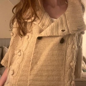 Poncho - Säljer denna jätte fina ponchon som är perfekt till våren och sena sommarkvällar! 😍