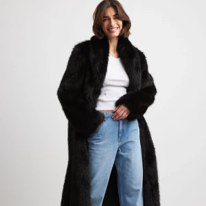 Svart pälsjacka - SÖKER denna i storlek 34 eller 36! Köper direkt om någon kan tänka sig sälja den💕🥰