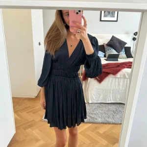 Maje klänning - Slutsåld klänning från maje i strl xs❤️ Jag är 168 cm och den passar mig perfekt💕💕 I nyskick🤗