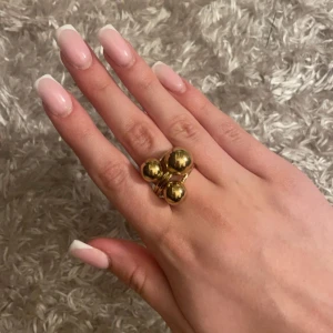 Guldfärgad ring med kulor - Snygg guldfärgad ring med tre stora kulor som är rostfri