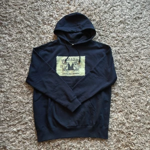 Hoodie med tryck  - Hoodie med tryck (old mill) | skick 7/10 | strl M | mitt pris 199 