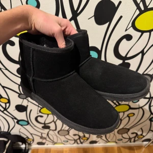 Svarta boots med foder - Säljer ett par svarta boots med mjukt foder. Perfekta för kalla dagar med en bekväm passform och slitstark sula.