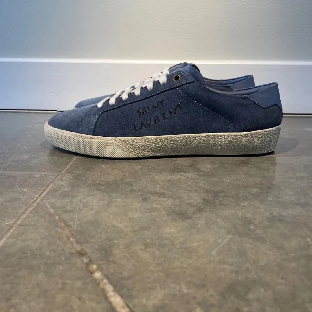 Hej! Säljer nu dessa stilrena och snygga skor från Saint Laurent!🎉 Skick: som endast testade.Retailpris: Ca 6000kr. Köp för endast:4199kr!😃 Vid frågor eller funderingar är det bara att höra av dig. Priset går att diskutera!💸. Kengät.