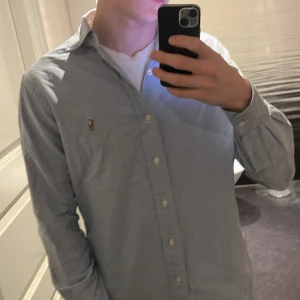 Ljusblå skjorta från Ralph Lauren - Blå Ralph Laurent skjorta. Snygg och knappt använt den pris går att diskuter