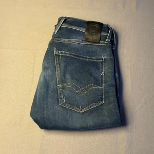 Replay Anbass  - Replay Anbass jeans i mycket bra skick förutom ett litet hål | storlek 31/32