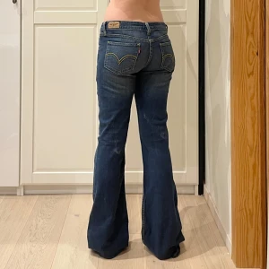 Lågmidjade bootcut jeans från Levis😻 - Midja 42 cm rakt över plus stretch, gren 22 cm o innerben 85 cm💕jae 169 o xs-s o håller in i midjan på bilderna. Står ingen storlek så uppskattar till S/M