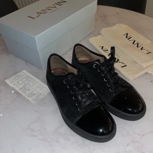 Lanvin skor  - Lanvin skor till försäljning! Sparsamt använda. Storlek 9 motsvarande 43. Inköpta på NK. Box tillkommer. 