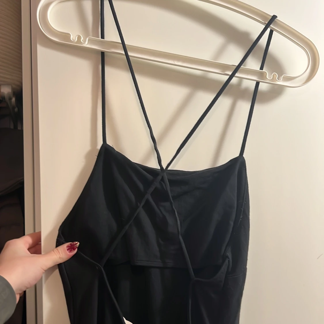 Svart långklänning med smala axelband - 90