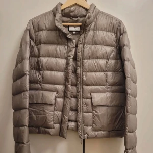 Brun/beige pufferjacka från flash woman  - Tunn i bra skick!! Perfekt nu till vintern, i en beige brun färg🥰