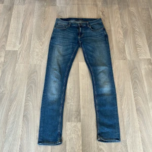 Nudie jeans - Ett par ljusblåa nudie jeans som 9/10 skick nypris 1600 vårat pris 449