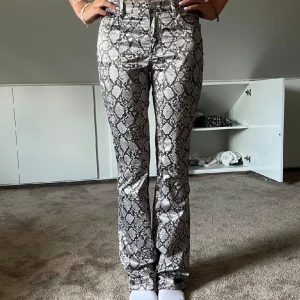 Ormskinns byxor - Knappt använda  Storlek M passar även s  