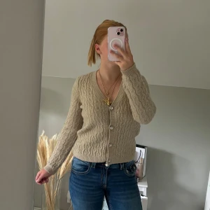 Stickad Kofta  - Storlek 164 men passar också S/XS. Superfin kofta från ONLY som inte är använd så mycket tyvärr. Nypris ca 500kr.